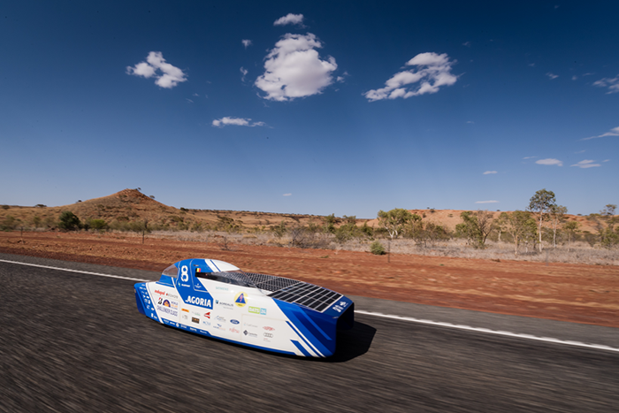 Гонщик World Solar Challenge с электрическим тяговым двигателем