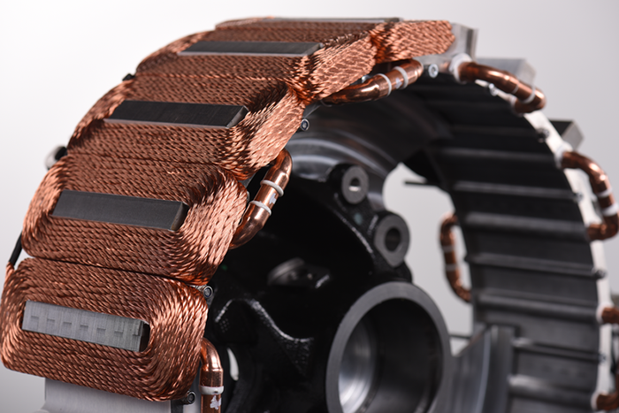 Двигатель ступицы колеса с самонесущими катушками с помощью самоклеящейся литцендратной проволоки